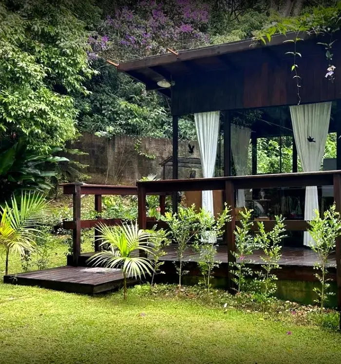 Consultório de Jorge Pedro no meio do jardim, em Balneário Camboriú